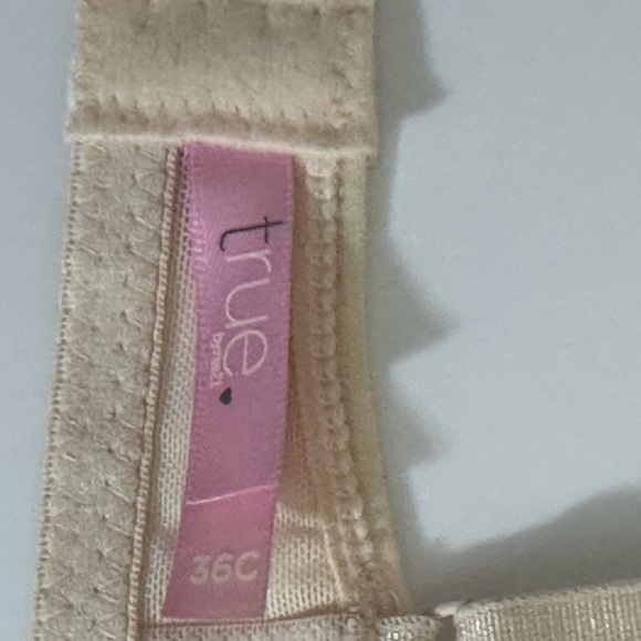 True sz  36C bra in a soft cream. Beautiful bra pretty details underwire - Picture 10 of 12